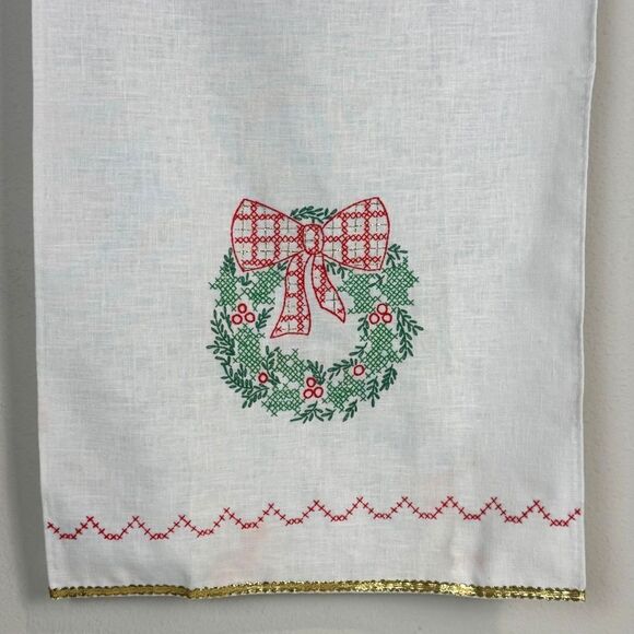Vintage Handmade Embroidered Wreath Christmas Tea Towel - Picture 2 of 6